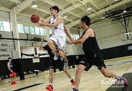 应对“大深筹码”玩家的压制：不要被他的筹码量吓到。（化解深筹对手的压制：别被筹码优势吓住）